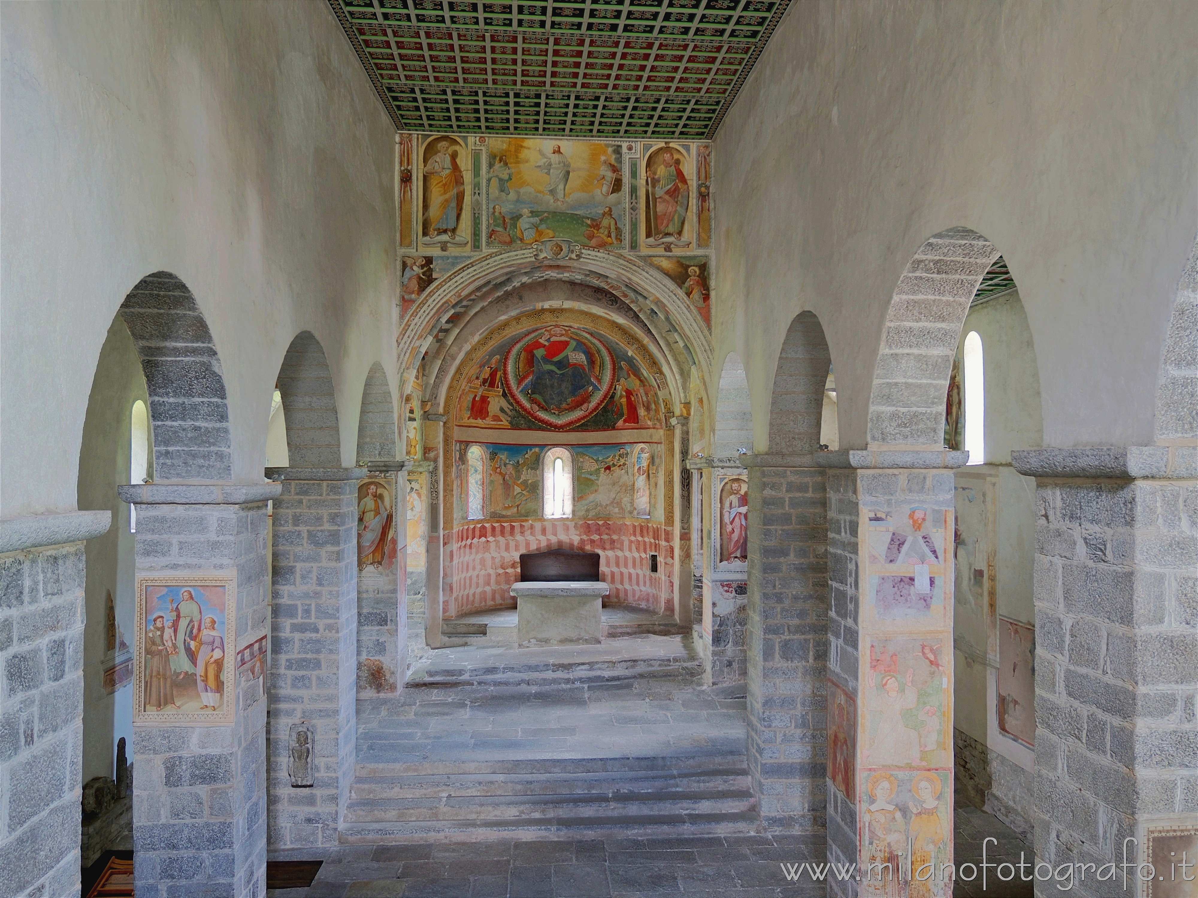 Biasca (Canton Ticino, Svizzera) - Interno della Chiesa di San Pietro